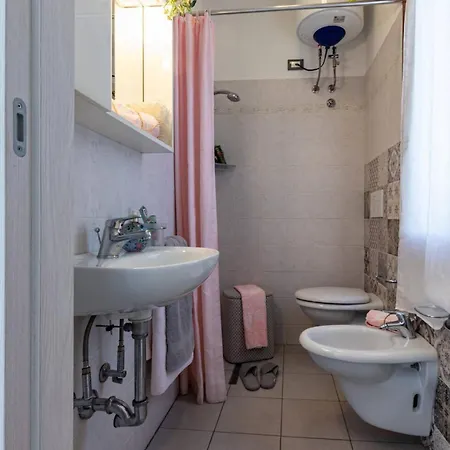 Bright Flat With Shared Garden ביביונה