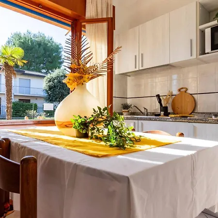 Bright Flat With Shared Garden דירה ביביונה