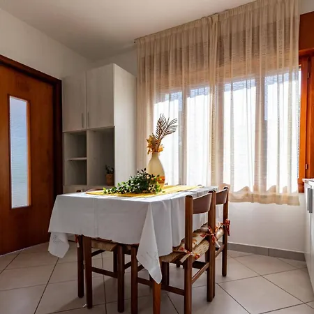 דירה Bright Flat With Shared Garden ביביונה